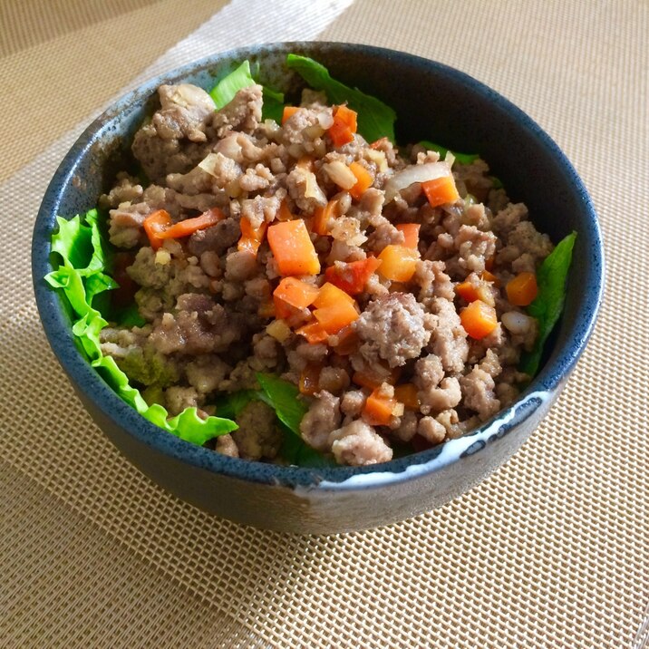 たっぷり野菜とひき肉丼